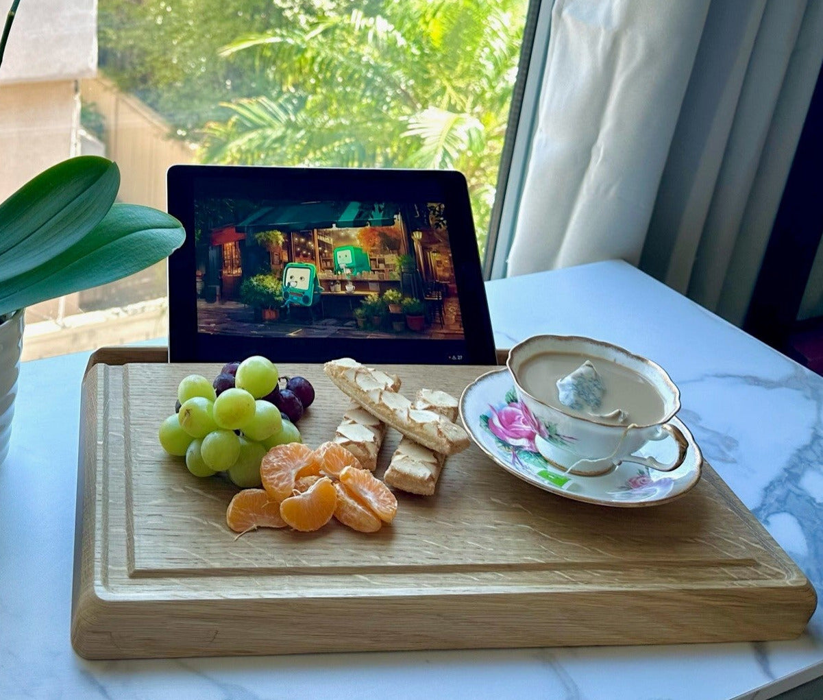 iPad Breakfast News Reader - Professional Grade Cutting Board - Solid Oak